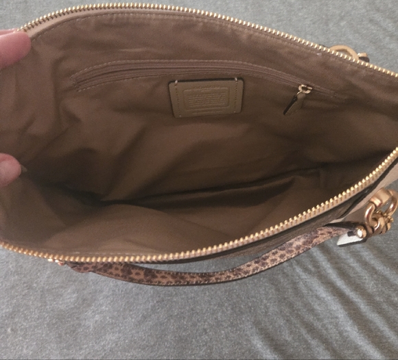 Coach Tan and Cream Signature Shoulder Bag - Picture 4 of 5